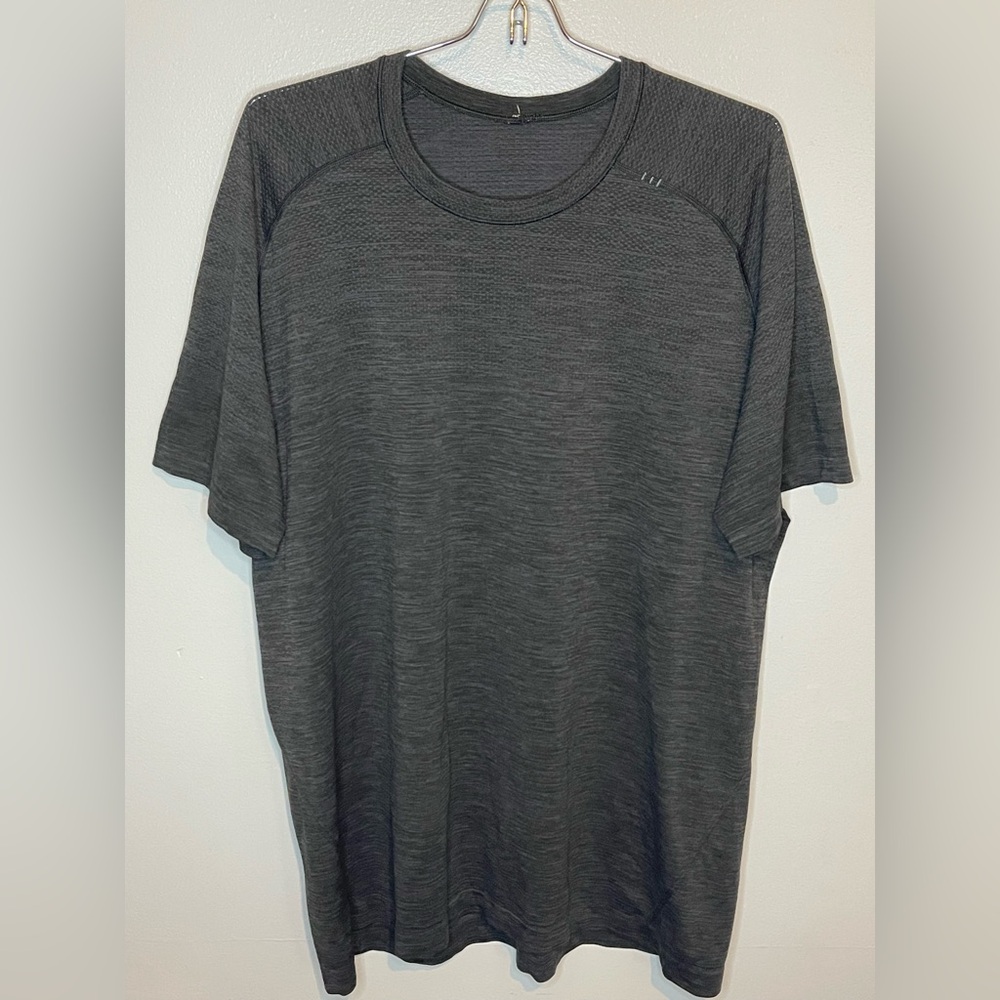 Lululemon Men’s Metal Vent Tech dark heathered gray t-shirt size XL EUC